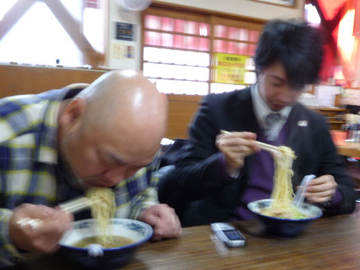 紅蘭で食べる米田団長と川崎氏